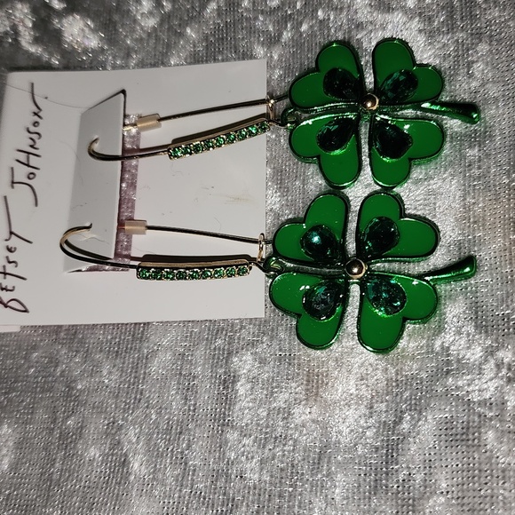 ☘️✨️💚NWT BETSEY JOHNSON SHAMROCK / CLOVER EARRINGS 💚✨️☘️ - Picture 4 of 8